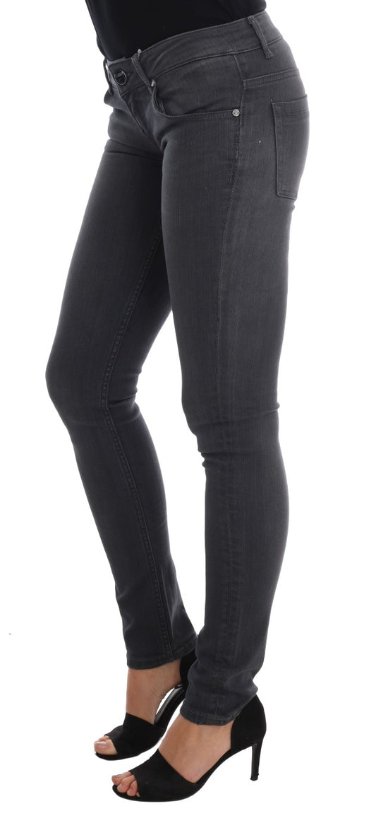Woman wearing skinny jeans and black heels