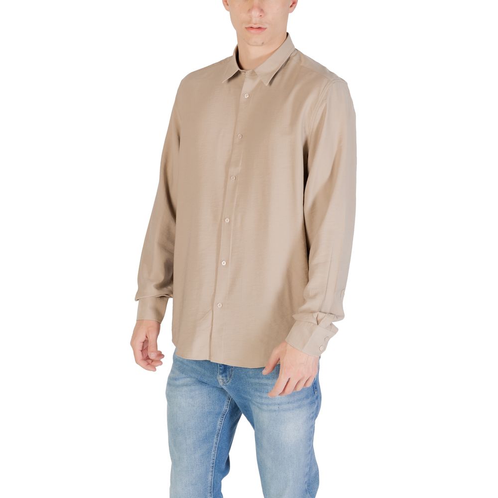 A beige viscose dress shirt with long sleeves, worn by a mannequin