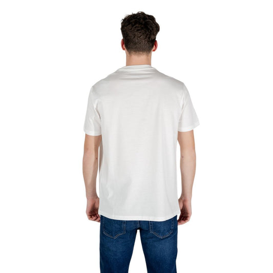 Man wearing white t-shirt and blue jeans
