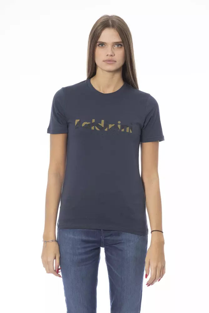 Woman wearing dark blue t-shirt with yellow graphic