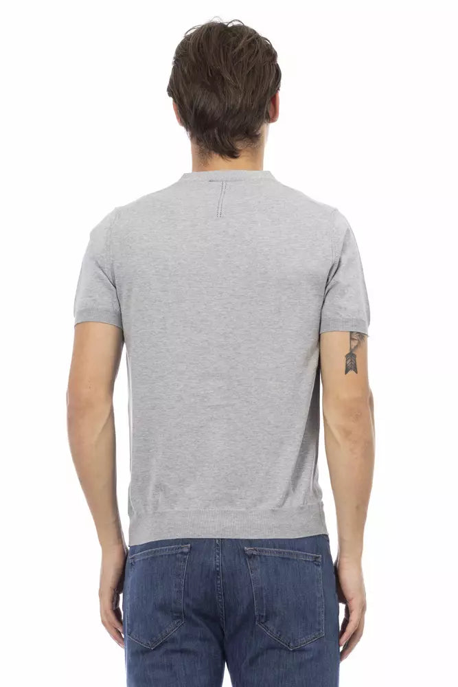 Man wearing gray t-shirt and blue jeans