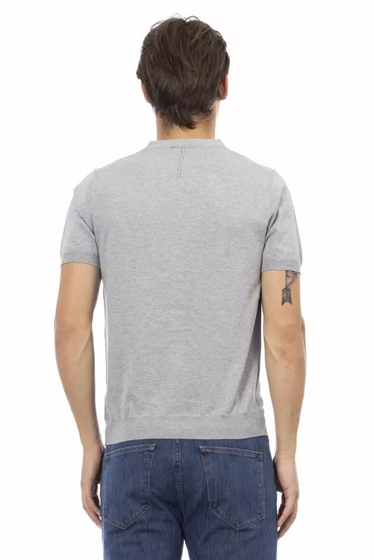 Man wearing gray t-shirt and blue jeans