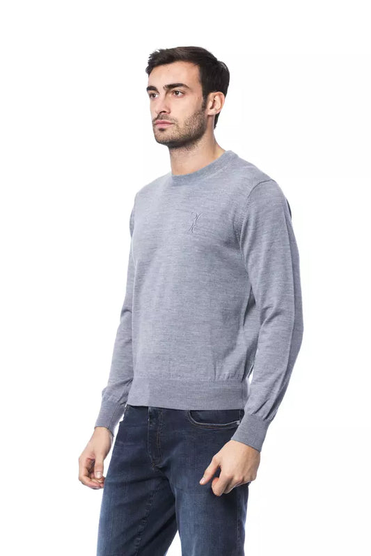 Man wearing long sleeve gray shirt and blue jeans