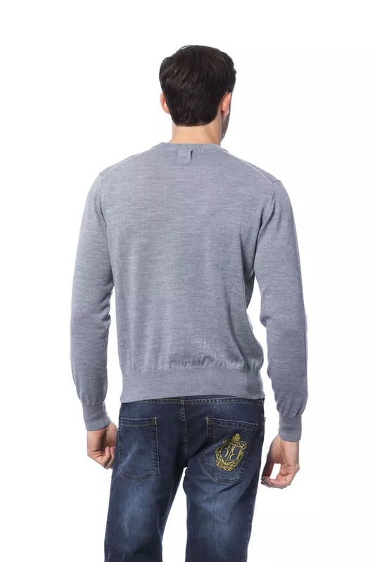 Man wearing gray sweatshirt and blue jeans