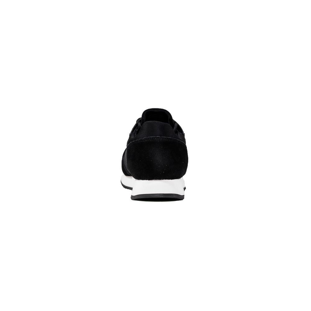 A single black athletic shoe with white sole, featuring a polyamide upper and a lace-up closure