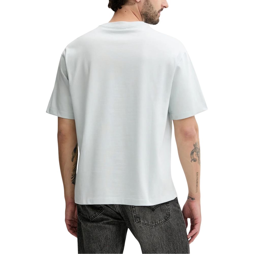 Man wearing white t-shirt and jeans