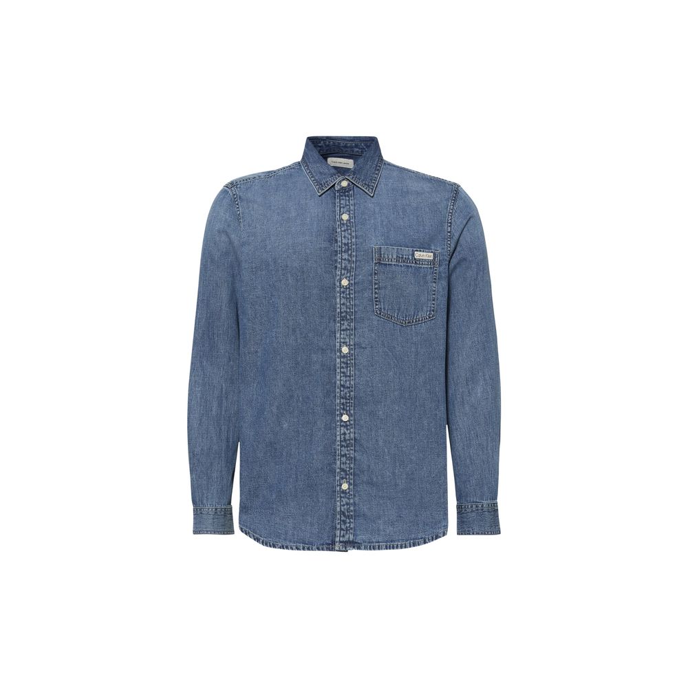Denim jacket with buttoned front and pockets