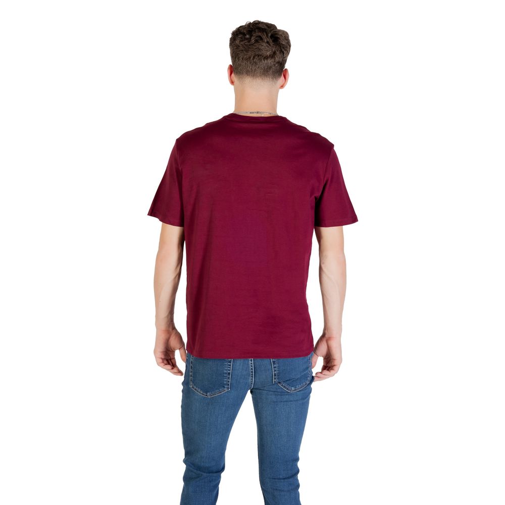 A maroon cotton t-shirt with short sleeves, a crew neckline and a straight hem