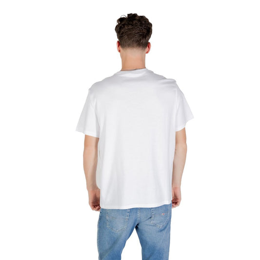 Man wearing white t-shirt and blue jeans