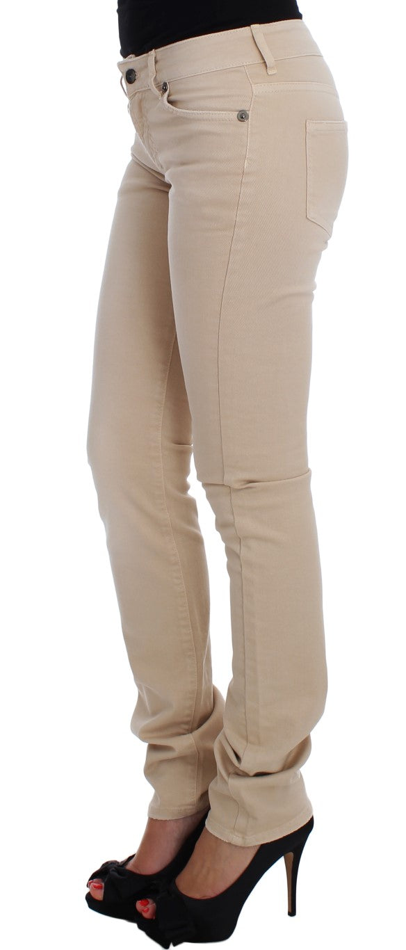 Woman wearing skinny jeans with a high waist and zipper detailing on legs