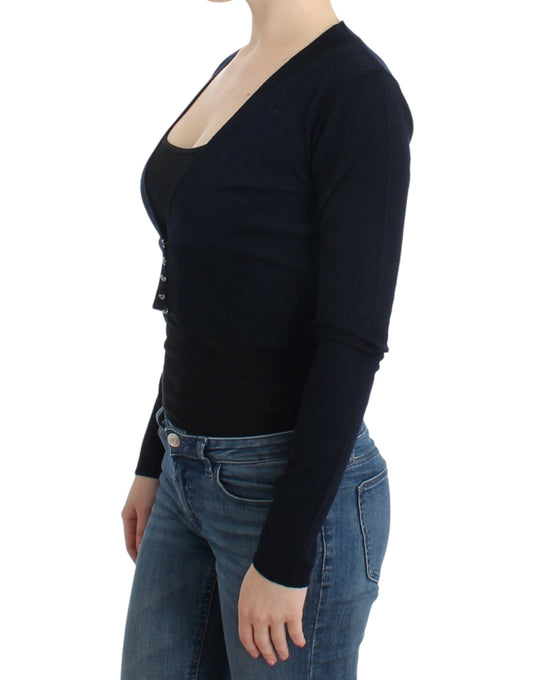 Woman wearing black long sleeve shirt and blue jeans