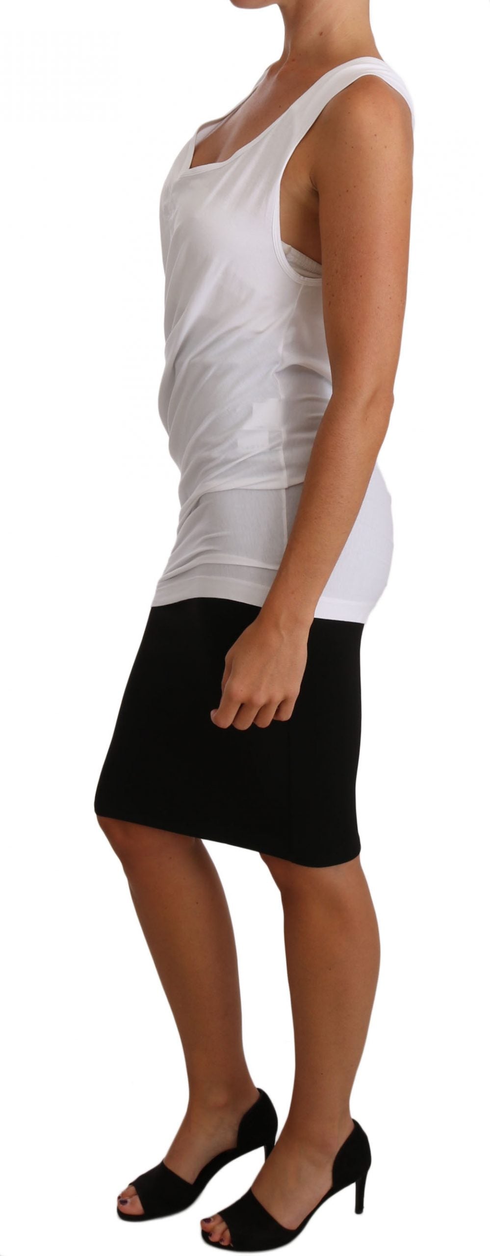 Woman wearing a sleeveless top and skirt