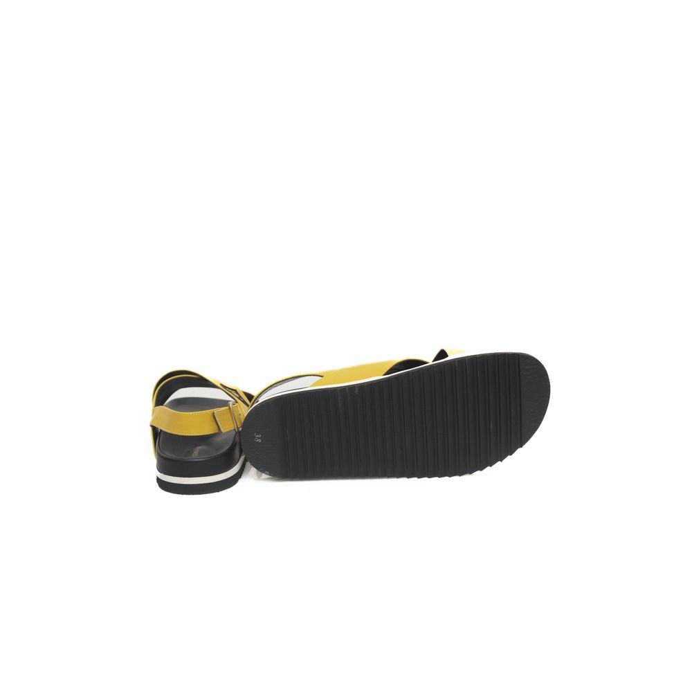 Black and yellow shoe with a bow on top