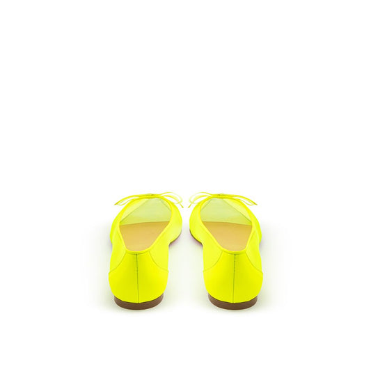 Yellow shoes with laces and a bow on top