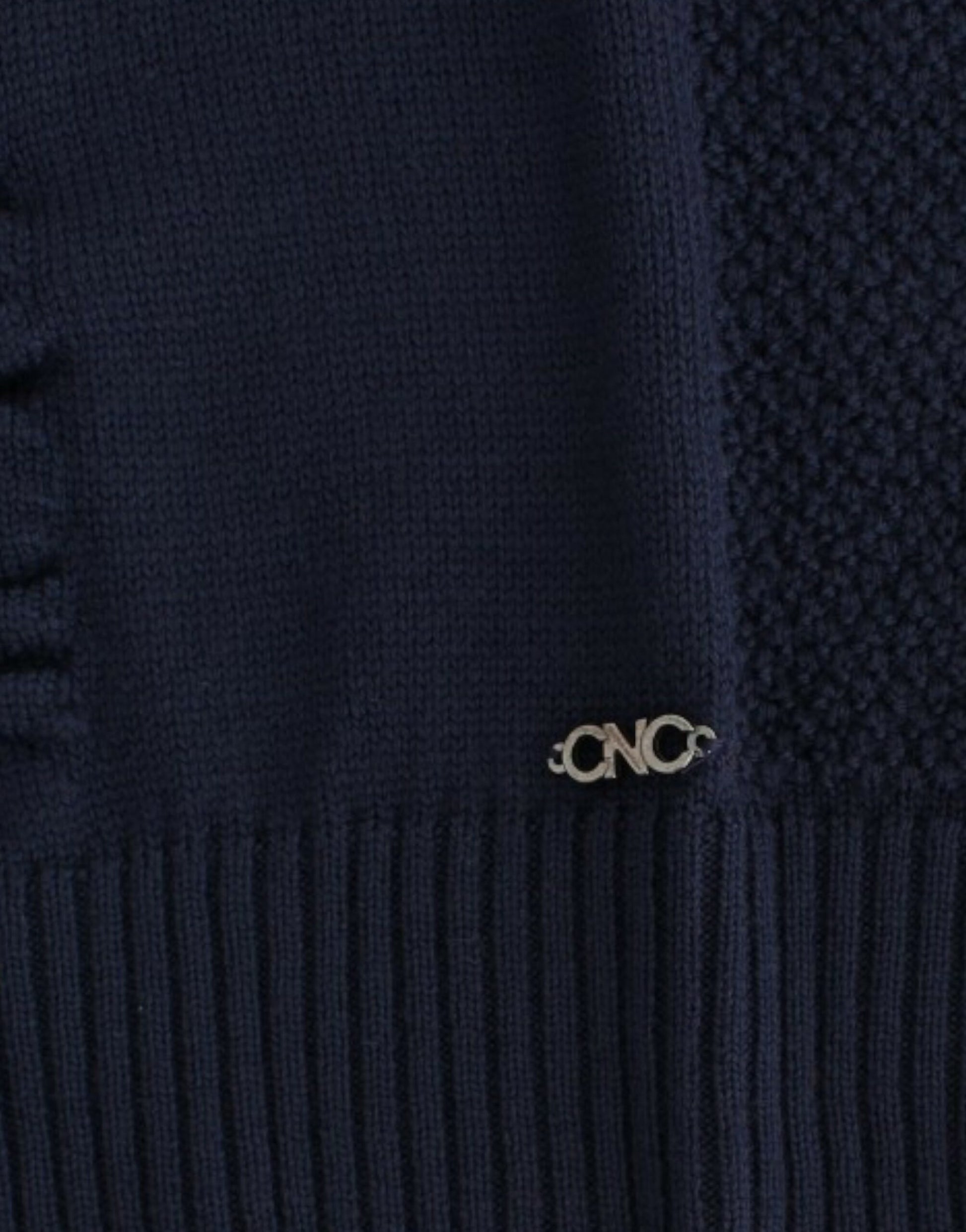 Blue knitted sweater with ribbed cuffs and a gold button