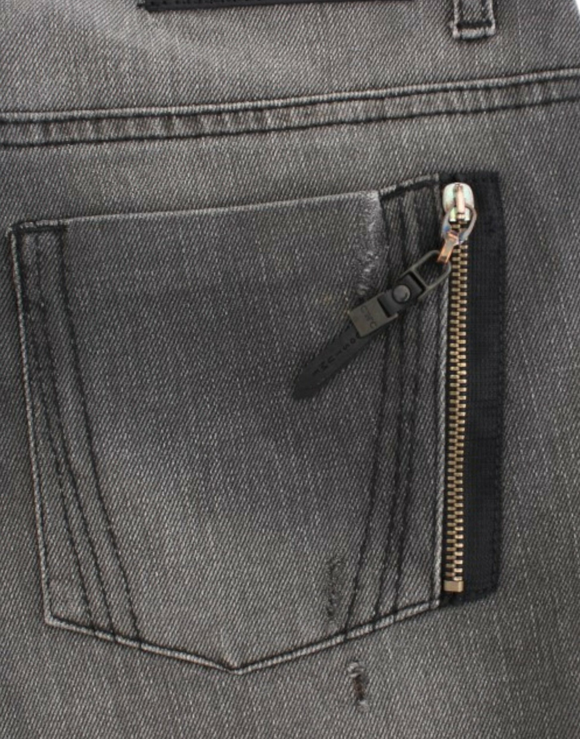 Pocket on denim jeans with zipper and button closure