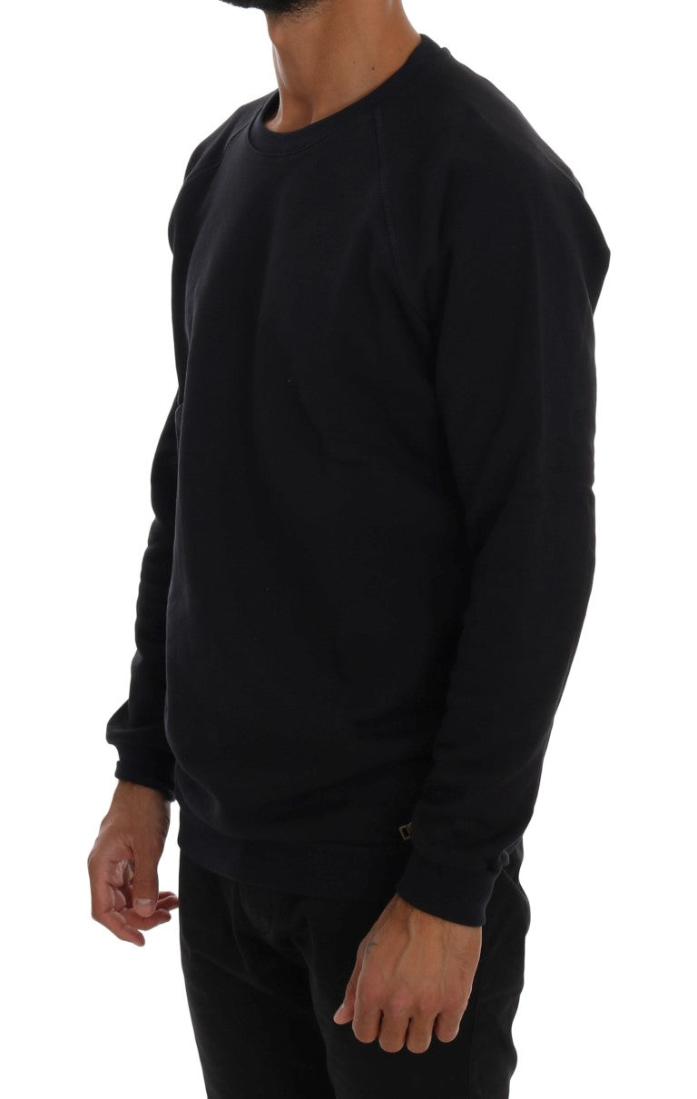 Long sleeve black sweatshirt on man