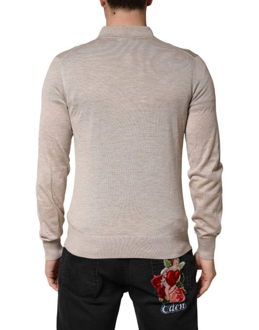 Man wearing a beige sweater and blue jeans