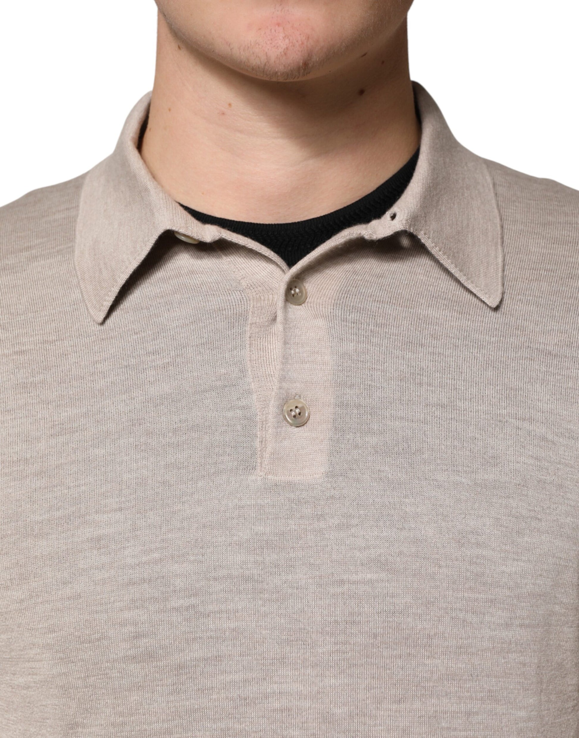Man wearing a beige polo shirt with two buttons on the collar
