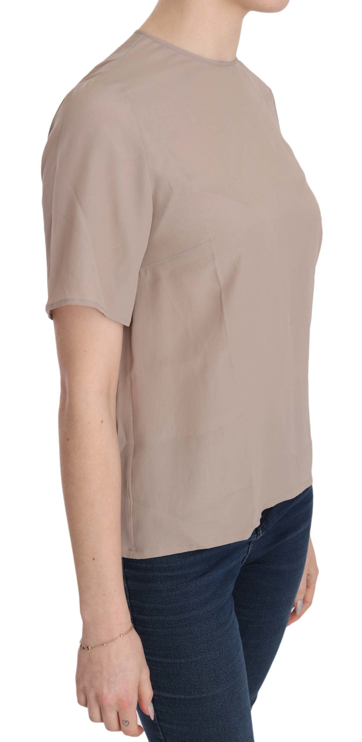 Woman wearing a beige top