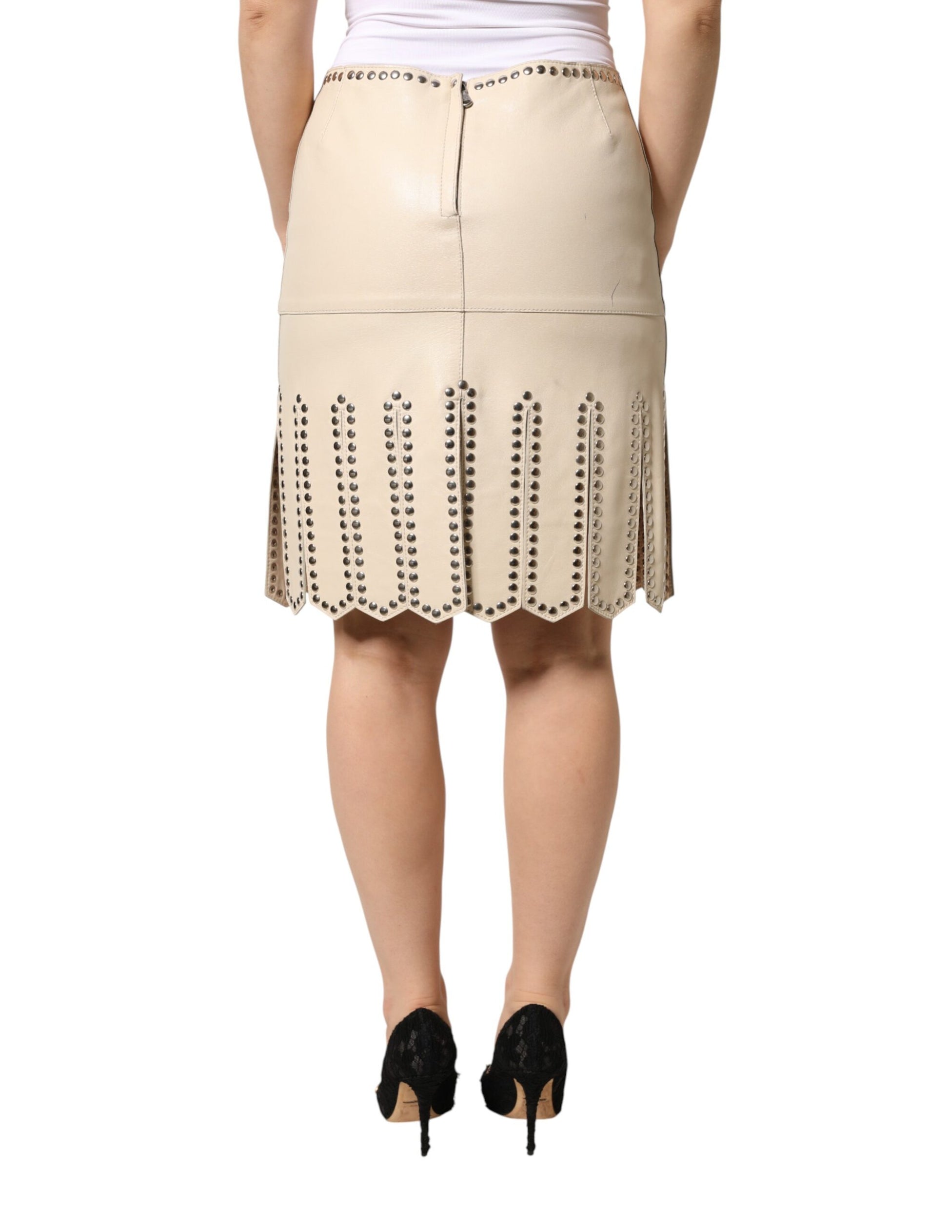 Woman wearing a beige skirt with embroidery detailing