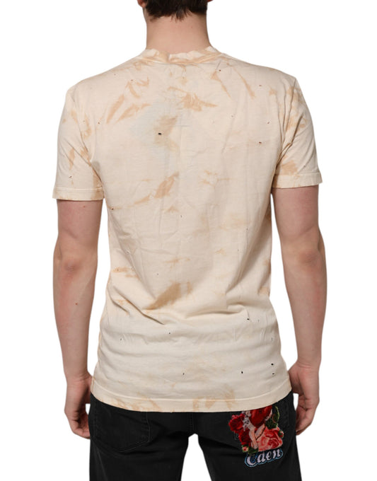 Man wearing a dirty beige t-shirt