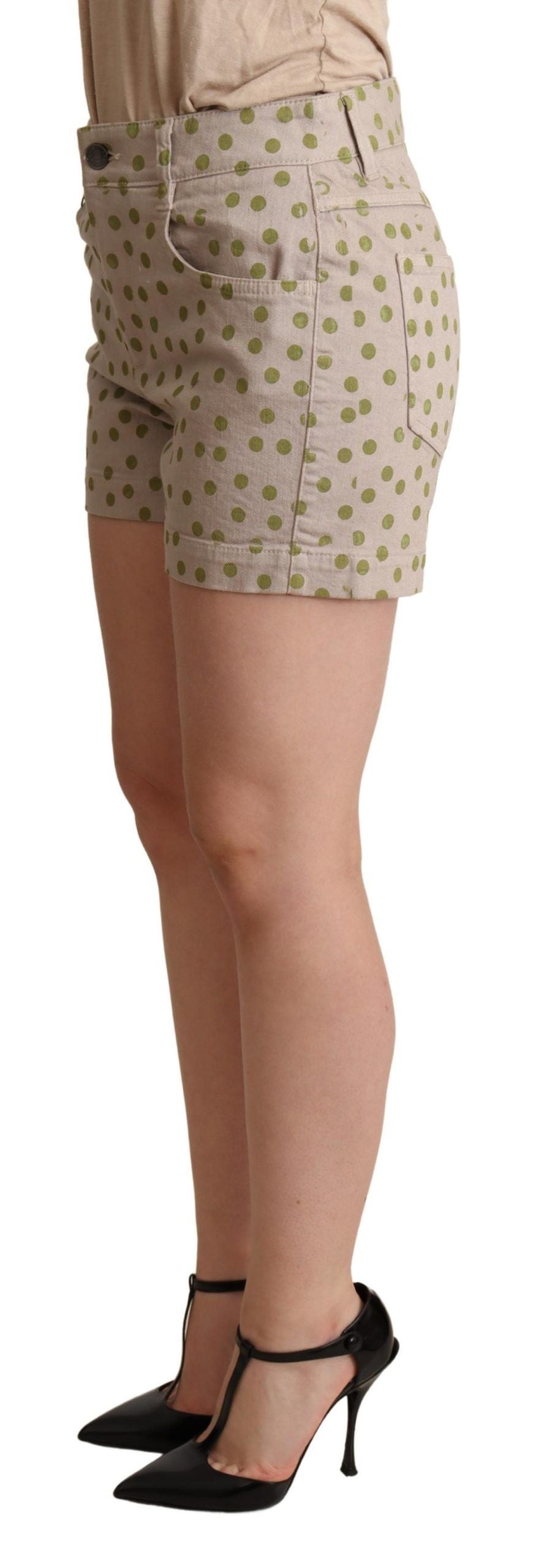 Shorts with polka dots on a woman's legs