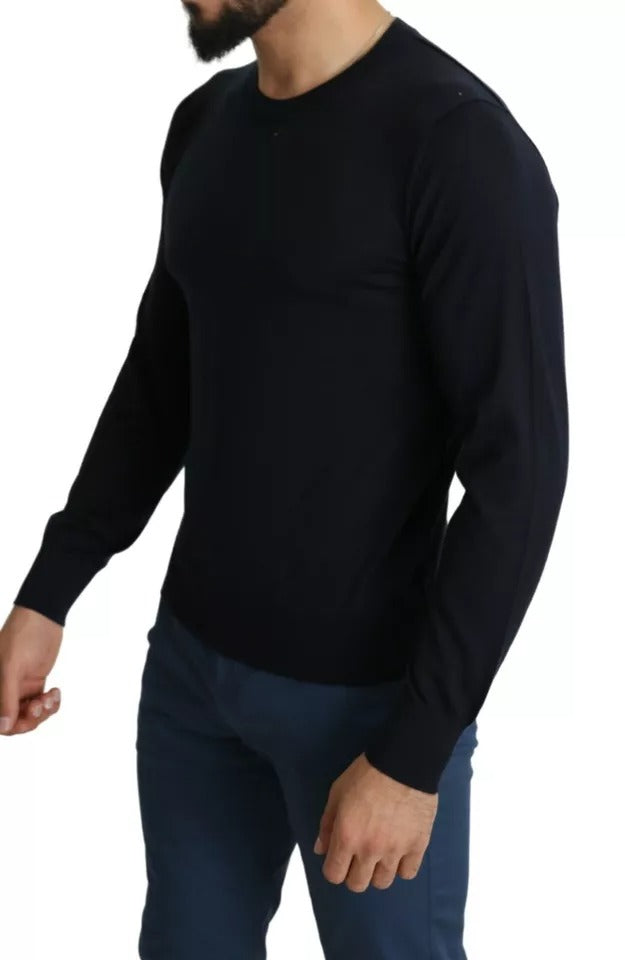 Long sleeve black shirt on man