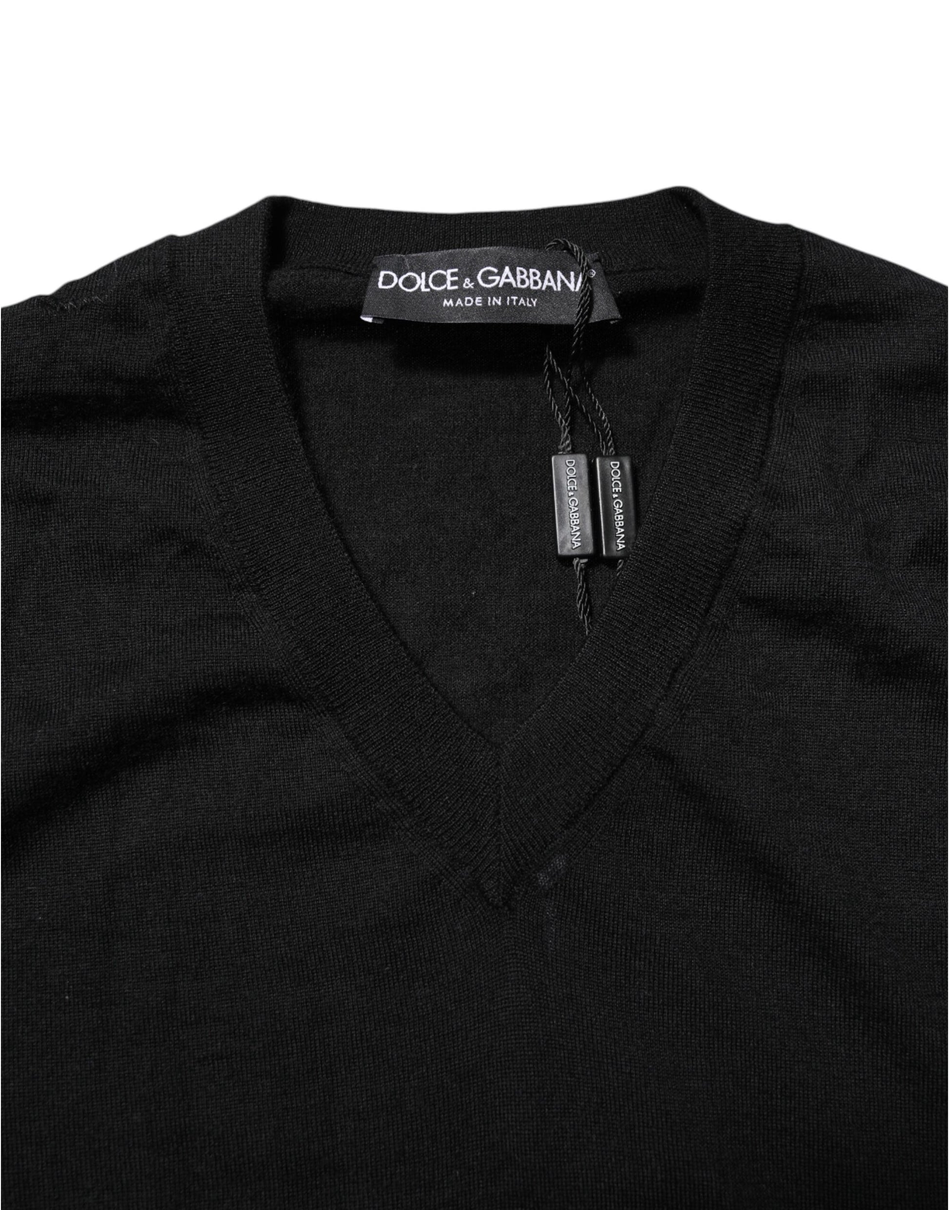 Black sweater with ribbed cuffs and hem