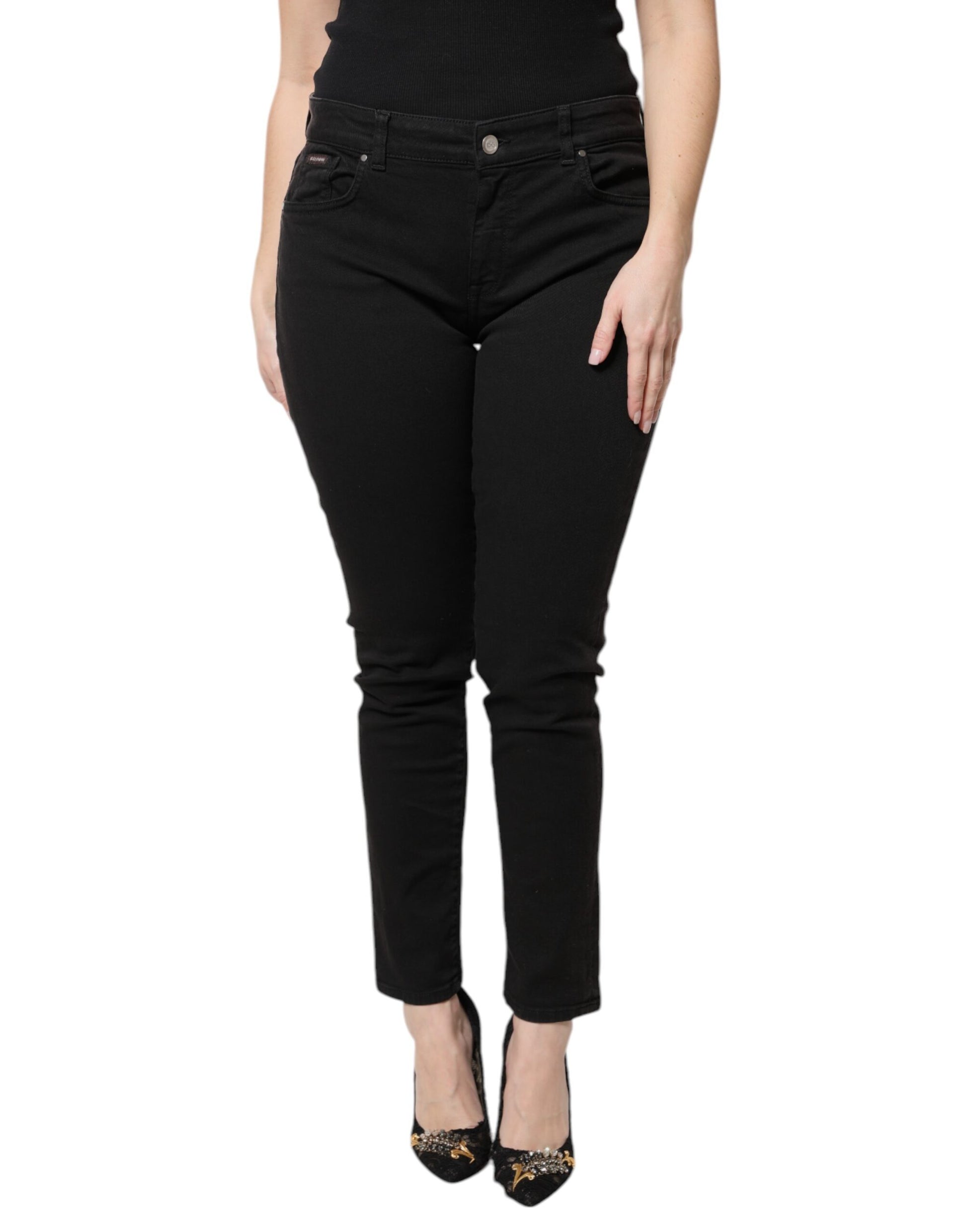 Woman wearing black skinny jeans