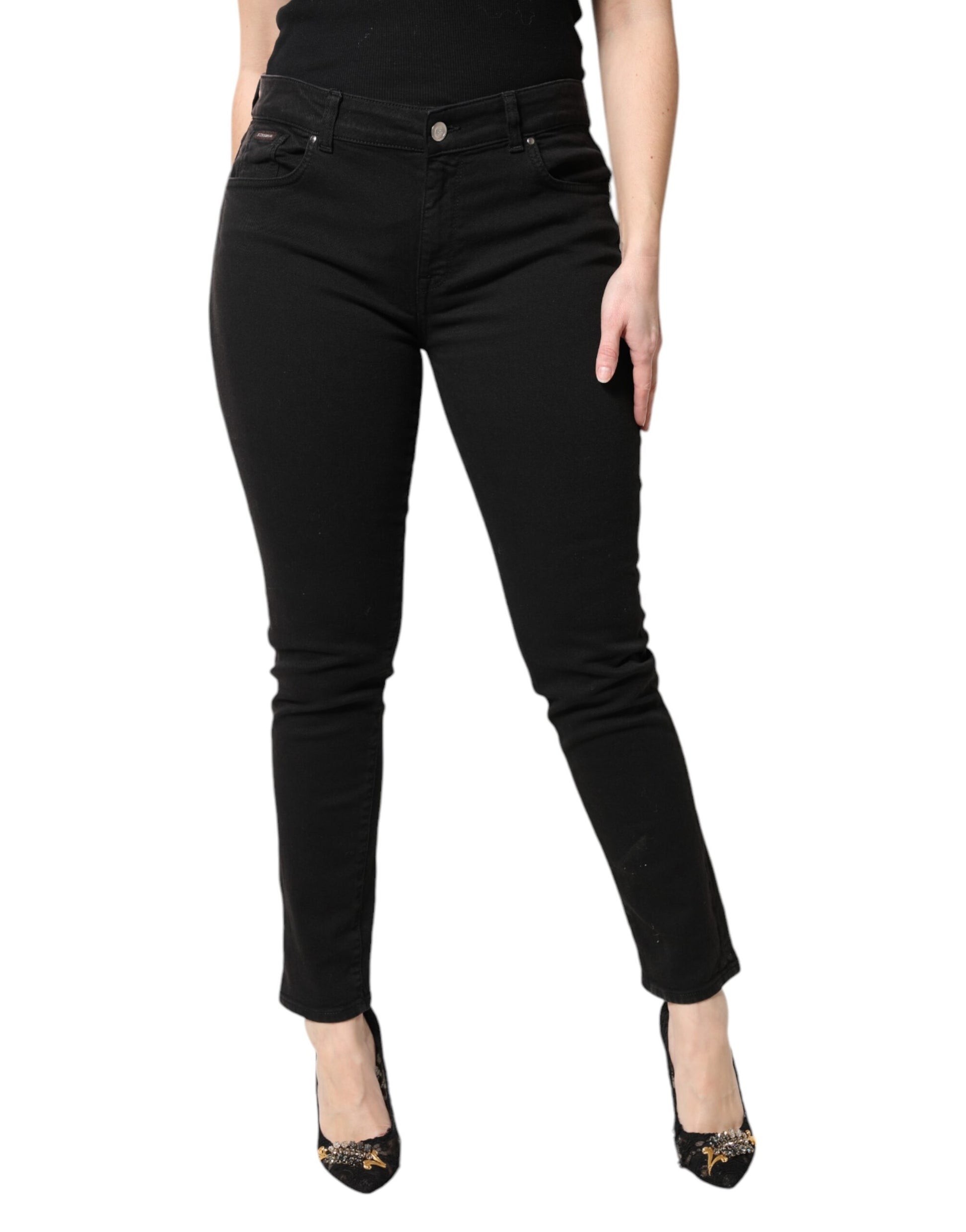 Woman wearing black skinny jeans