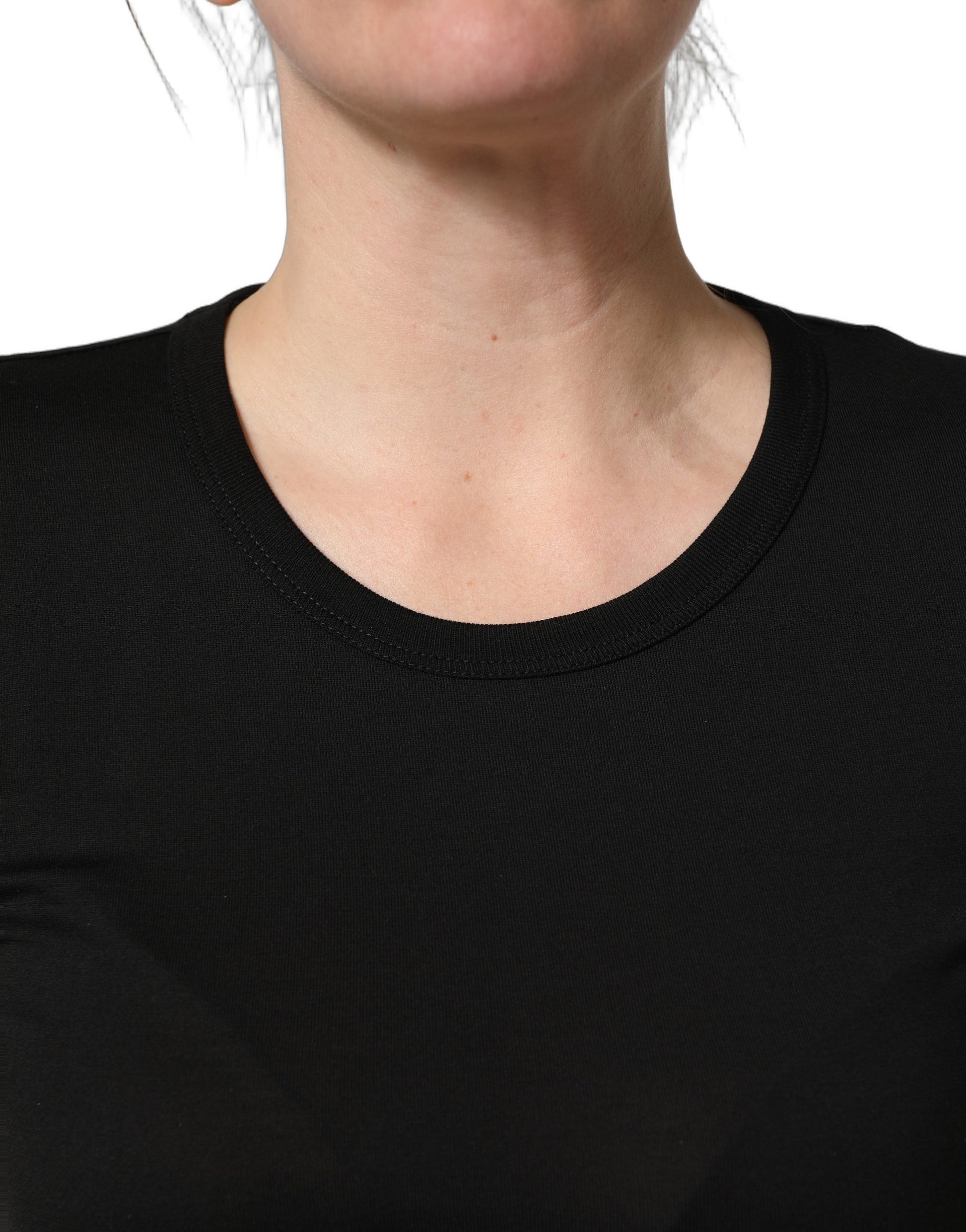 A black cotton round neck short sleeve t-shirt