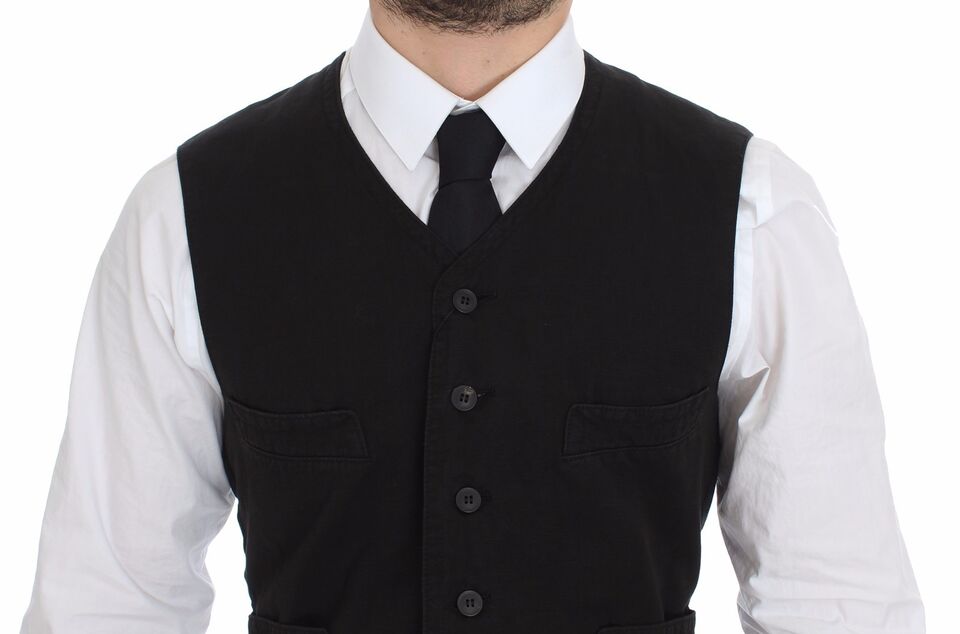 A black vest with flax cotton fabric, featuring a button-up front and two chest pockets