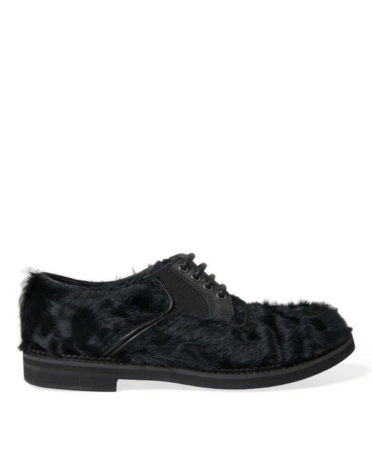 Fur lined ankle boot with laces and a black sole