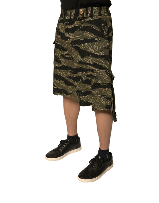 Camouflage pattern shorts with black laces on sneakers