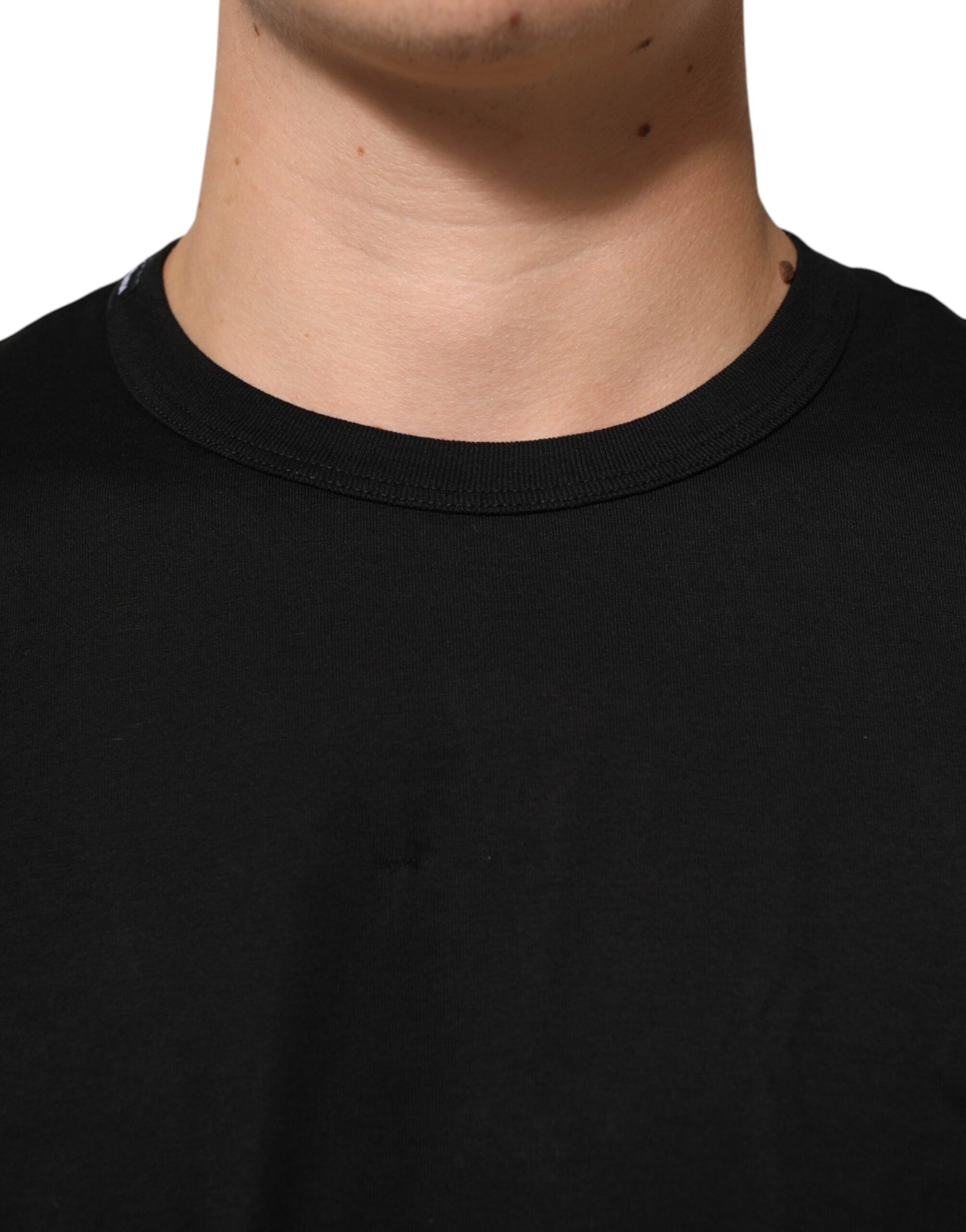 Black t-shirt with short sleeves