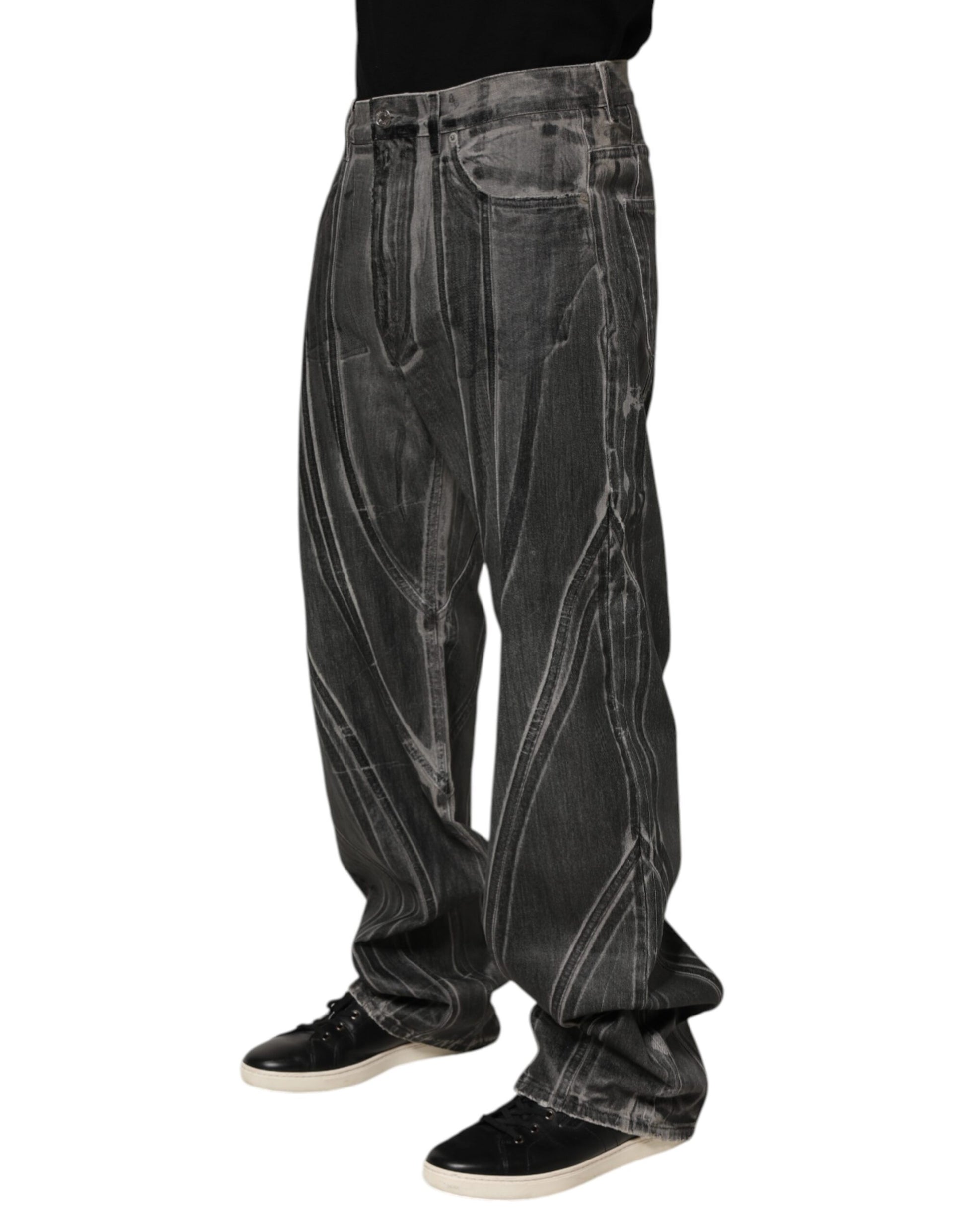 Man wearing baggy jeans and black shoes