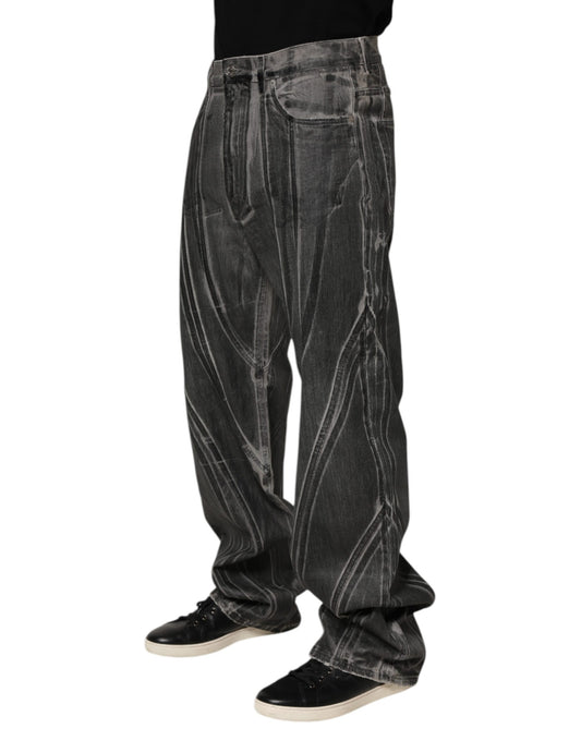 Man wearing baggy jeans and black shoes