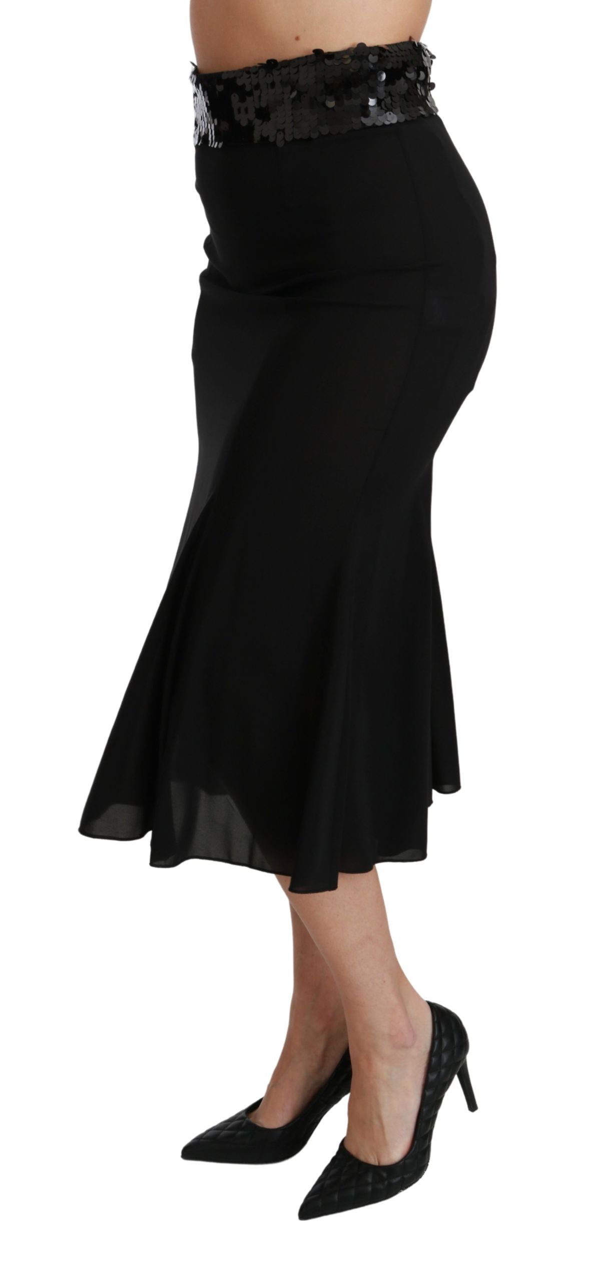 Black skirt with ruffles on hem