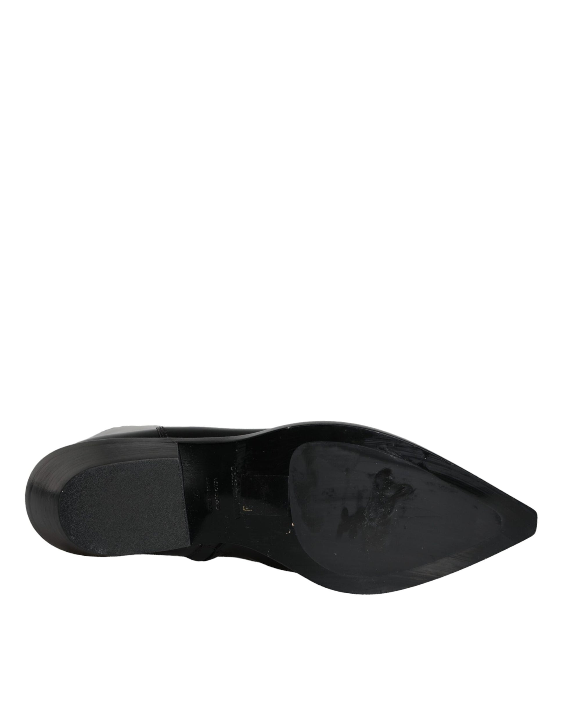 Black mouse on white background