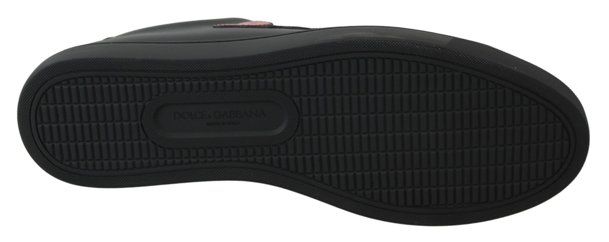 Black and white shoe with a patterned sole
