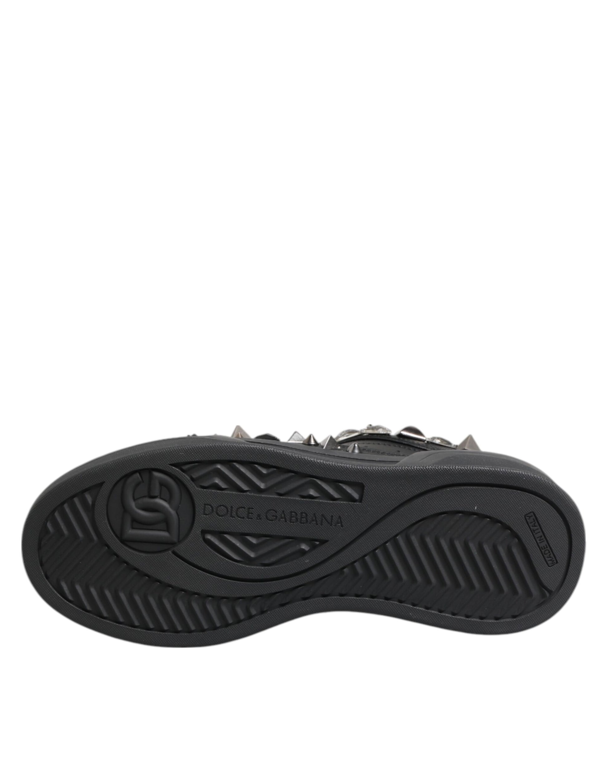Black shoe with a sole pattern
