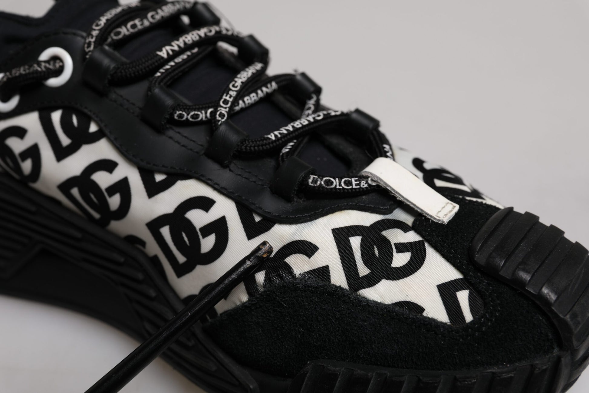 Black and white sneaker with Gucci logo