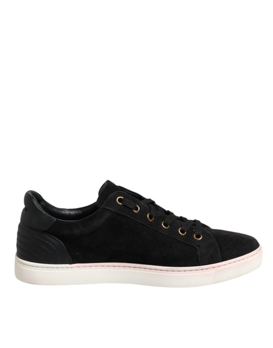 Black sneaker with pink sole
