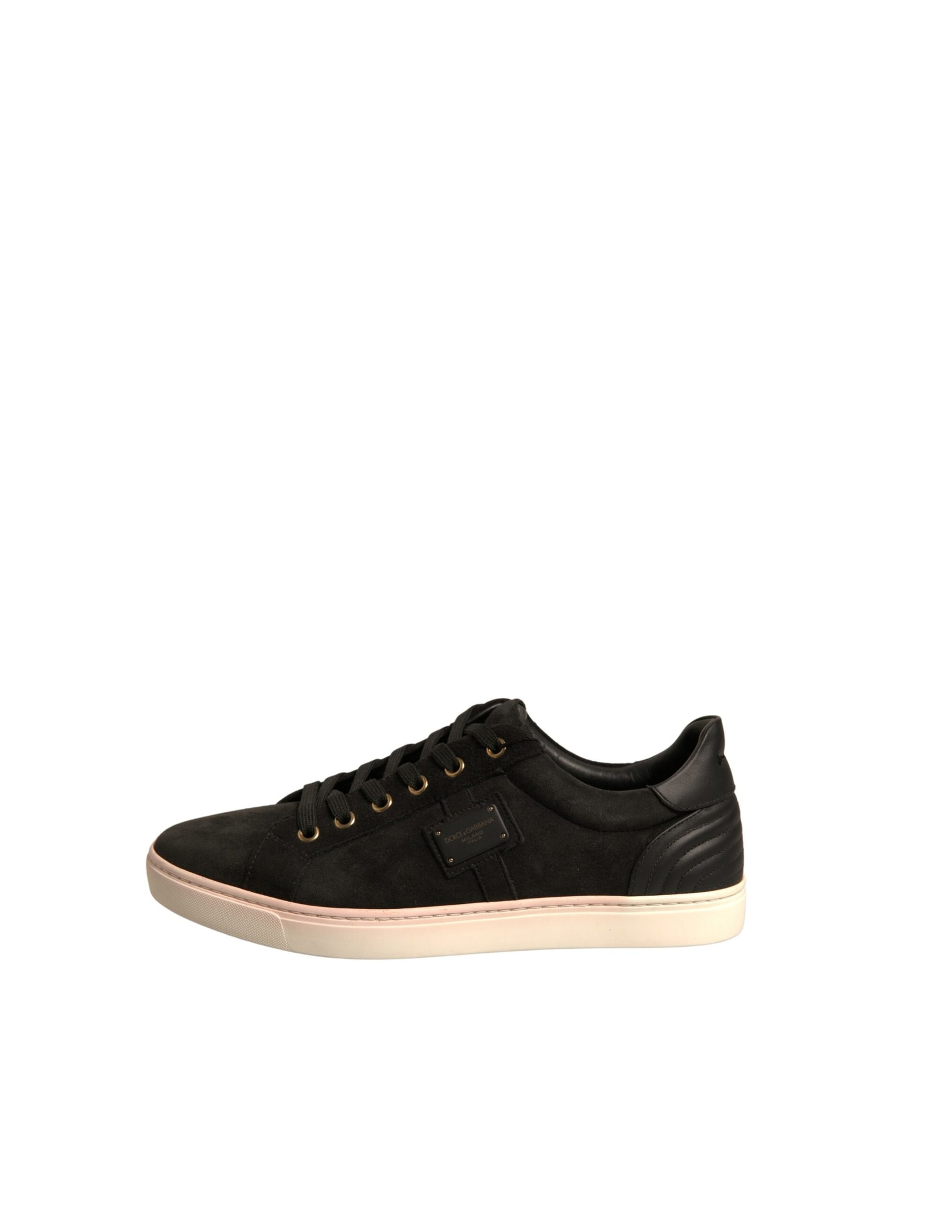 Black sneaker with pink laces
