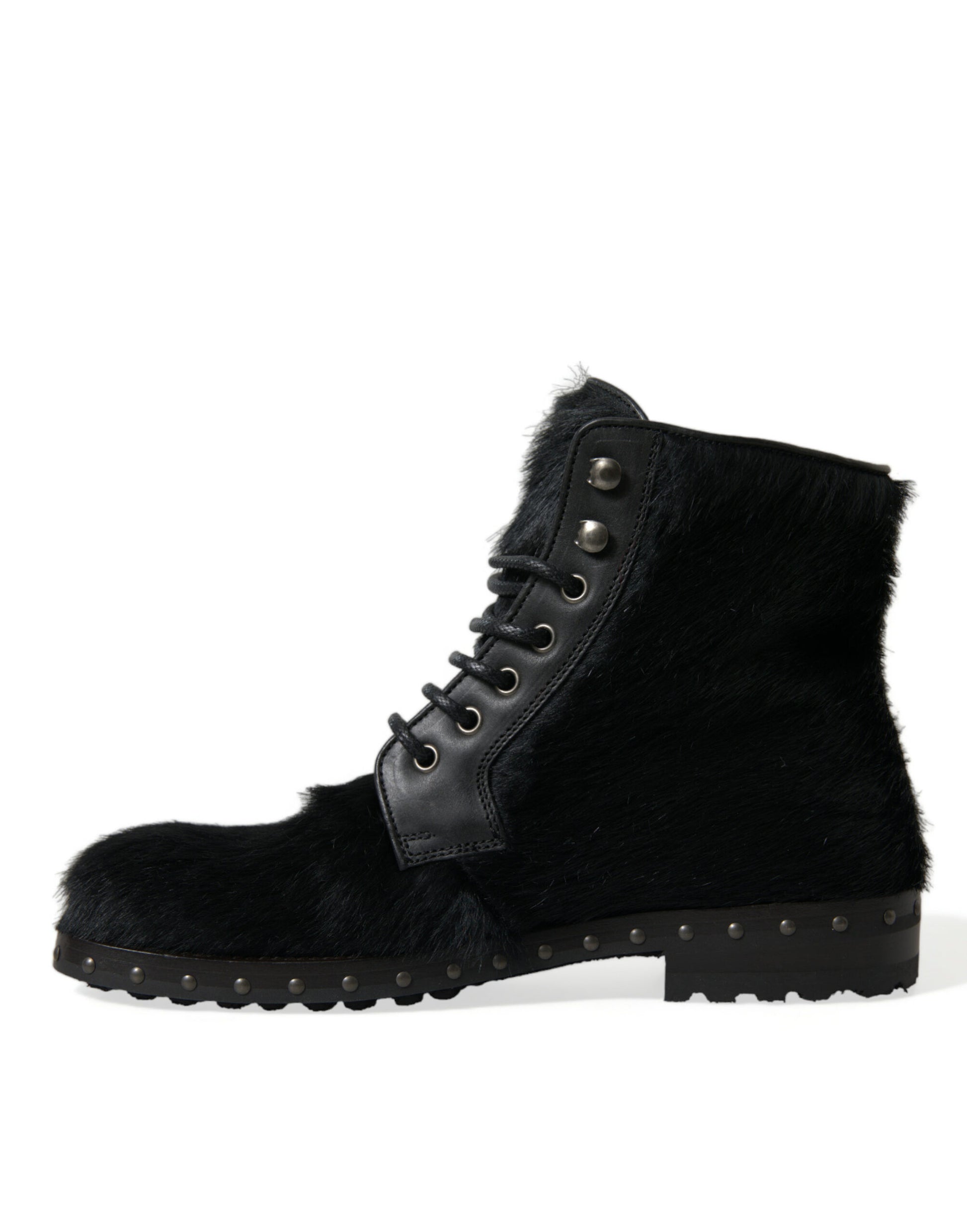 Fur lined winter boot with laces and a buckle on top