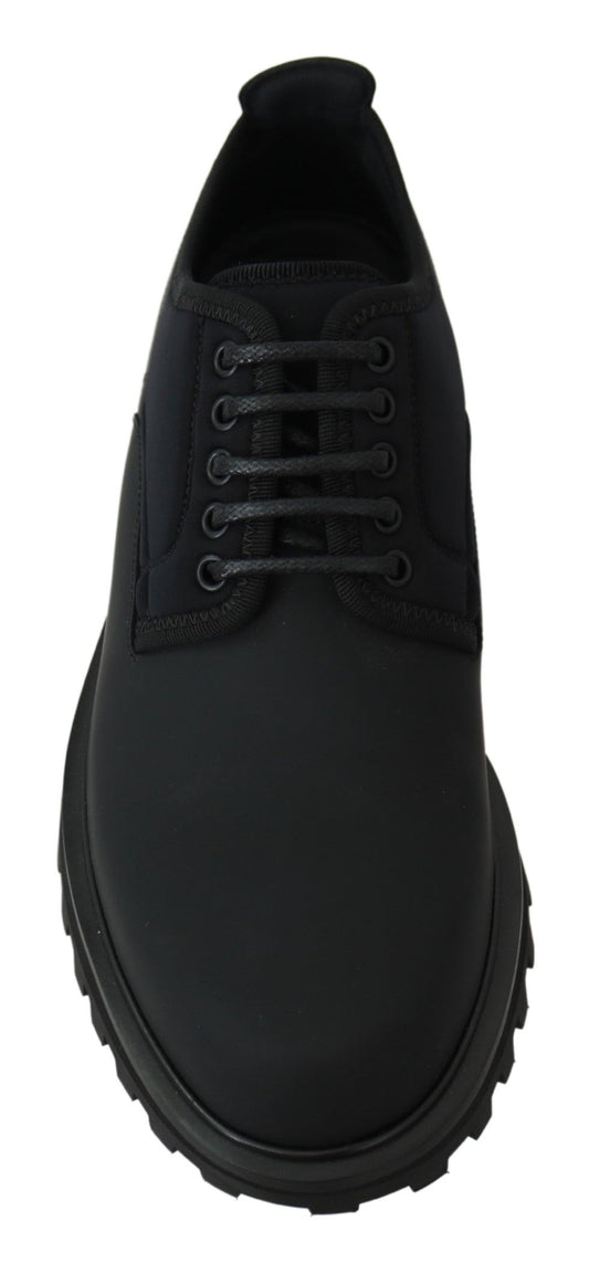 Black lace-up shoe with a thick sole and black laces