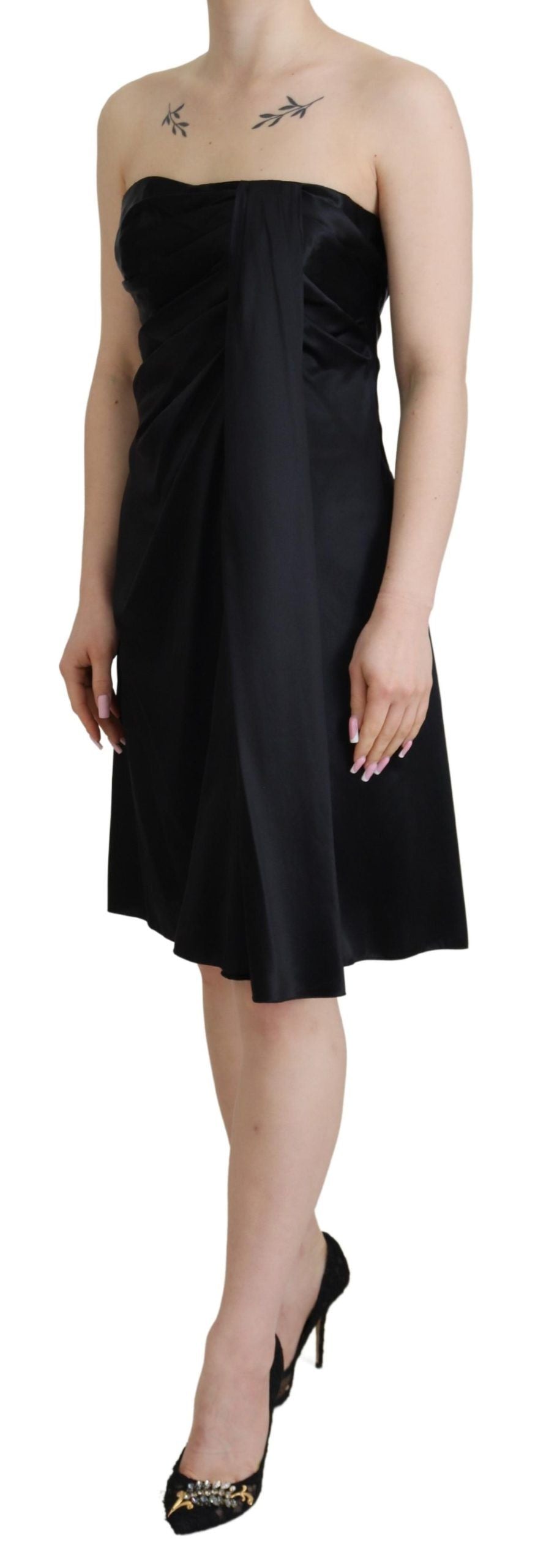 Black strapless dress on a mannequin