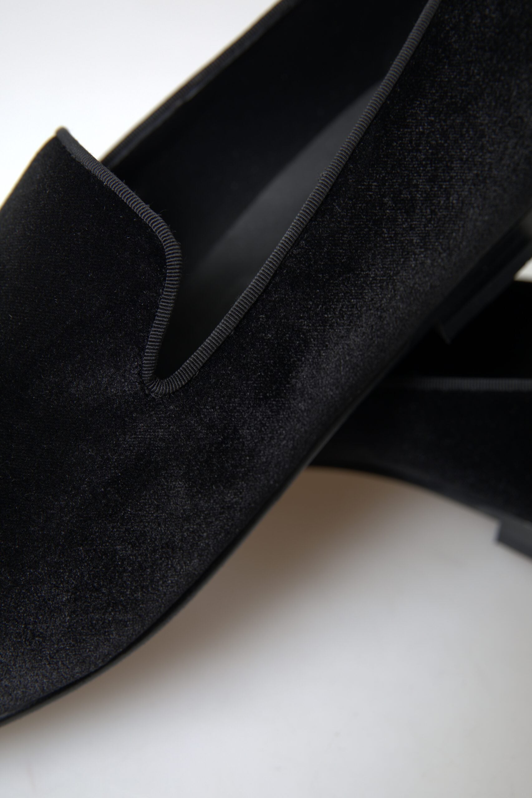 Black velvet shoe with pointed toe and elastic panel on side
