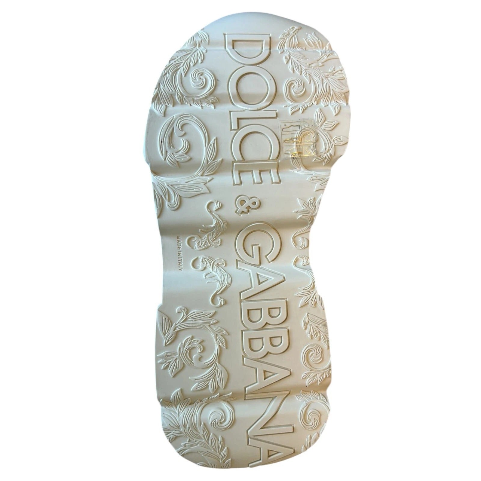 Decorative shoe ornament with intricate design